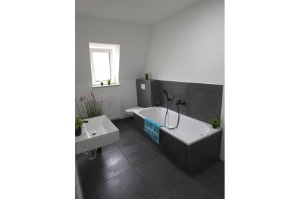 Großzügig, hell, hochwertig – sanierte 3-Raum-Wohnung im gepflegten Mehrfamilienhaus - Meerane