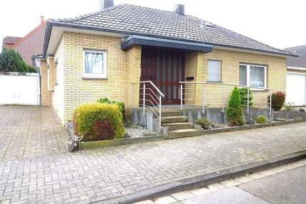 RESERVIERT !! Es gibt ihn noch, den Bungalow in Stadtnähe. Geräumiger freistehender Bungalow mit großem Garten und zwei Garagen in top Lage - Baesweiler