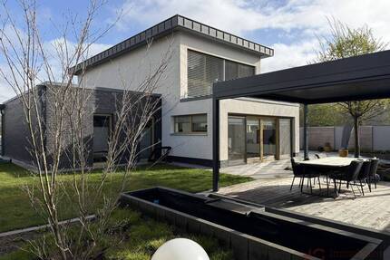 IMMOBILIEN GUMNIOR präsentiert: Luxuriöses Wohnen in moderner Architektur mit privatem Gartenparadies - Schüttorf