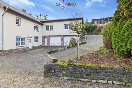 Wohnen mit Perspektive: Haus mit zwei Wohnungen und Baugrundstück in Baustert