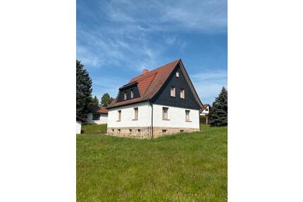 Haus am Thüringer Wald mit großem Grundstück und Doppelgarage - Schleusingen