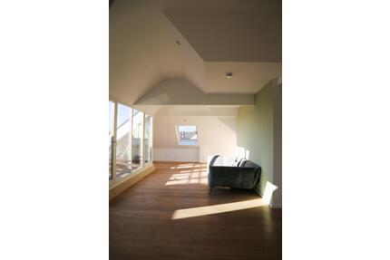 Saniertes Altbaudachgeschoss mitten in Bornheim - Frankfurt am Main