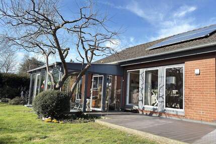 Wohnen in Sackgassenlage - Einfamilienhaus mit großem Grundstück, Keller, Wintergarten & Carport - Wedel