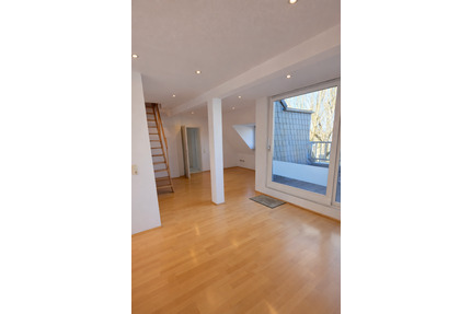 Renovierte 2,5-Zimmer-Dachgeschosswohnung mit Loggia & Dachstudio - Düsseldorf Stadtbezirk 8