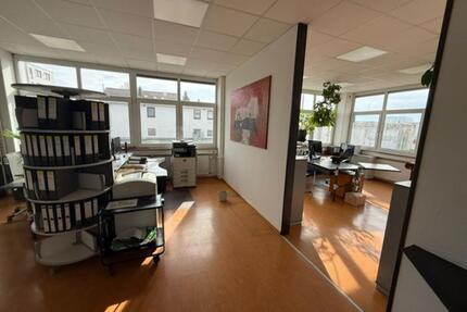 Helle 60 qm Büro in Renningen klimatisiert 4 Stellplätze