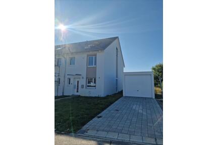 Familienfreundliches RHH 3 ZKB – Dachstudio, Terrasse & barrierefrei - Oberndorf am Neckar