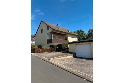 Zweifamilienhaus mit ausgebautem DG, Garten & Garage in Lohfelden
