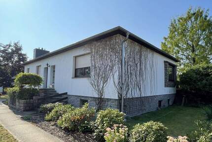 Gepflegtes Haus im Bungalowstil, mit beheiztem Pool, Backhaus und großen Nebengebäuden in Heinersdorf - Steinhöfel