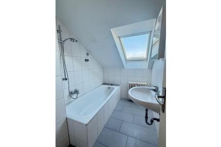 Helle Wohnung Dachgeschoss 3,5 Zimmer ab sofort zu vermieten - Kuchen