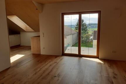 Neugebaute helle Dachgeschoßwohnung mit Balkon - Grafing bei München