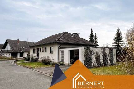 Großzügiger Bungalow mit Kachelofen, Wintergarten-Terrasse, Keller und viel Platz im Grünen - Marktgraitz