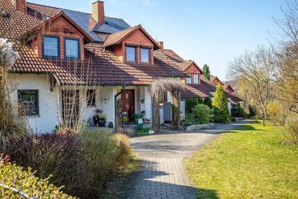 Charmantes Reihenmittelhaus mit Wintergarten, Balkon & Garten in ruhiger Lage von Großheirath
