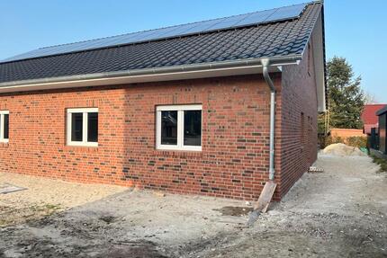 Neubau - Moderne Doppelhaushälfte (Bungalow) 95qm zu vermieten - Surwold