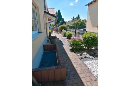 Modernes Einfamilienhaus mit Pool, Solaranlage, Kamin, in Pirna