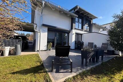 Neuwertiges, familienfreundliches Traumhaus in Waldkraiburg – Ein