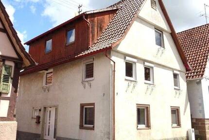Älteres Dorfhaus mit viel Platz, Scheune und 2 Garagen - Illingen-Schützingen