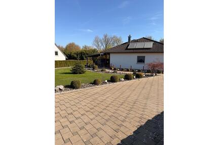 Modernes Bungalow Einfamilienhaus mit einem großen Garten - Laupheim