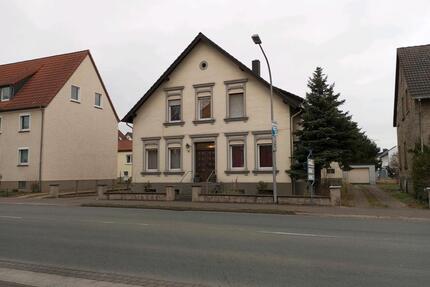 Großzügiges Zweifamilienhaus inkl Garten Garagen und Grillhütte - Lage