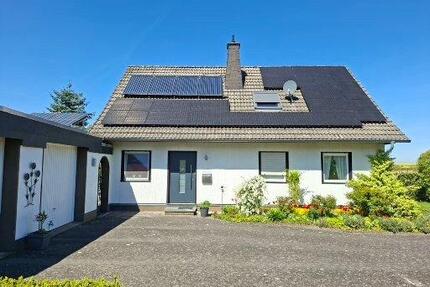 Gepflegtes Einfamilienhaus in ruhiger Lage mit 4-fach-Garage - Warstein