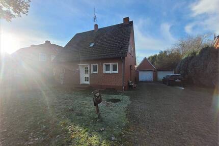 Niedliches Einfamilienhaus mit Garage, großen Grundstück sowie ordentlich Renovierungsbedarf - Papenburg / Siedlung Herbrum