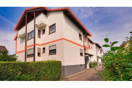 Wohnen fast wie im eigenen Haus! 5 Zimmer, 2 Bäder, 2 Balkone. - Freiberg am Neckar Geisingen