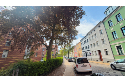 Innenstadtlage für Praktiker: helle 2-Zimmer-Dachgeschosswohnung mit Einbauküche, Duschbad, Keller - Schwerin Feldstadt