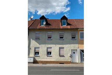 Wohnhaus mit Scheune und Innenhof - Bad Königshofen im Grabfeld