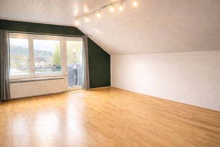 Gepflegte 4-Zimmer-Dachgeschosswohnung mit Westbalkon, Einbauküche und Stellplatz in Würzburg-Oberdürrbach