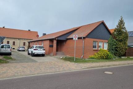 Biete schöne 2 Raumwohnung mit kleinem Garten zur Alleinnutzung - Burg