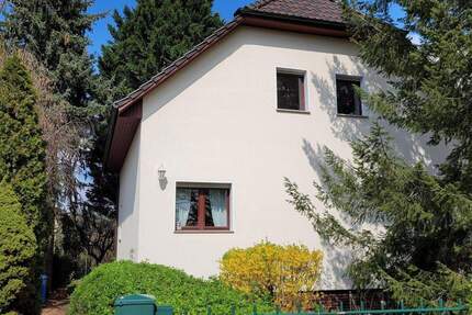 Provisionsfreies Einfamilienhaus - kernsaniert + Neubau-OG (2000), 800 m² Garten, Kamin, ruhige Lage - Berlin Biesdorf