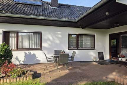 Zweifamilienhaus mit Garage in Hangelar. Hauptwohnung freiwerdend. - Sankt Augustin