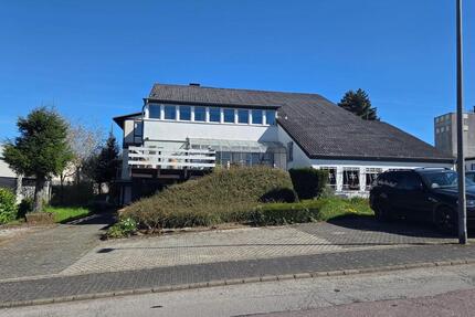 Wohngebäude + vermietete Gewerbehalle + 9 vermiete Appartements - Trierweiler