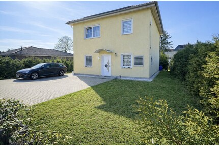 Berlin-Biesdorf: Stilvolle Stadtvilla auf 490 m² GST inkl. Terrasse & Garten in ruhiger Wohnlage ! - Berlin / Biesdorf