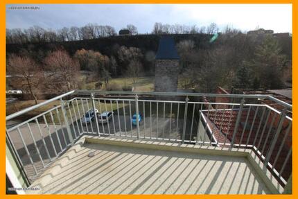 2 Raum DG-Wohnung mit Balkon und Blick ins Grüne. Bad mit Wanne! In Weida!