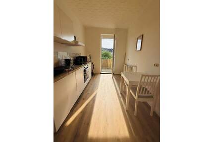 Hochwertig sanierte 2-Zimmer-Wohnung (teilmöbliert) mit großem Sonnenbalkon in Leipzig-Holzhausen