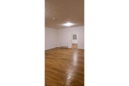 Moderne 2-Zimmer Wohnung kernsaniert 2023 mit Küche & Stellplatz - Selb