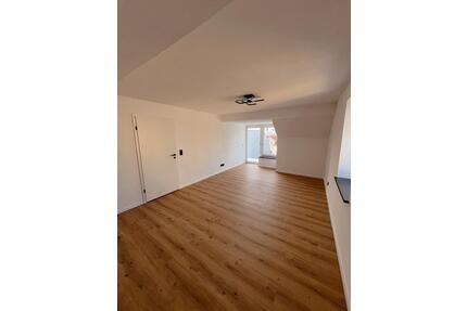 2 Zimmer DG Wohnung in Straubing m Balkon - nähe Theresiencenter