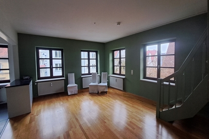 Haus im Haus! Große, denkmalgeschützte Altbauwohnung zum Selbstgestalten in der Augsburger Altstadt