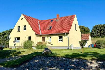 Großzügiges Einfamilienhaus mit Einliegerwohnung und weitläufigem Grundstück - Groß Zicker