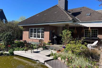 Charmantes Einfamilienhaus mit Keller, Einliegerwohnung, Teich und Doppelgarage - Ratekau