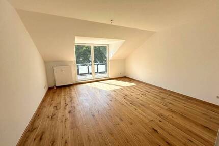 Sanierte 2-Zimmer-Dachgeschosswohnung mit Wannenbad, EBK und sonnigem BALKON in ruhiger Wohnlage - Buxtehude