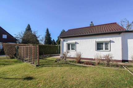Charmanter Bungalow mit Kamin, großem Grundstück und viel Potenzial in Altglienicke - Berlin
