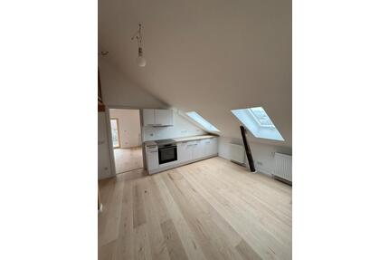 Erstbezug in heller Dachgeschosswohnung, ideal für WG-Neugründung - Passau Maierhof