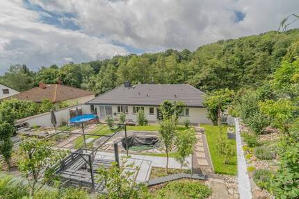 Freistehendes, kernsaniertes Einfamilienhaus mit Einliegerwohnung, Garten und Garage im Grünen - Wiesbaden / Auringen