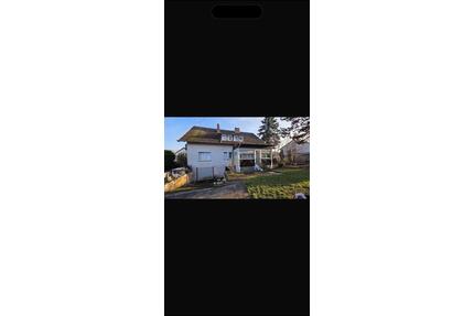 Schnäppchen - Zweifamilienhaus- 8 Zimmer - - Homburg