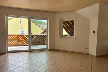 Dachgeschosswohnung - 88 m² Wohnfläche (Balkon, Garage & Keller) - Krombach