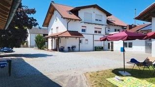 Großes Haus zu vermieten - 2.700,00&nbsp;EUR Kaltmiete, ca.&nbsp; 250,00&nbsp;m&sup2; in Moos (PLZ: 94554)