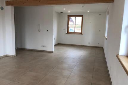 Frisch renovierte 2-Zimmer Wohnung mit Balkon und Stellplätzen zu - Niederaichbach