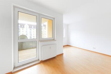 Helle 1 Zimmer Wohnung mit Balkon, Aufzug + Stellplatz - Fürth Südstadt