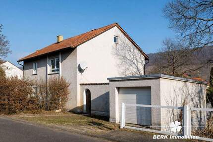 BERK Immobilien - Großzügig wohnen mit Burgblick: Einfamilienhaus auf weitläufigem Grundstück - Klingenberg am Main Trennfurt